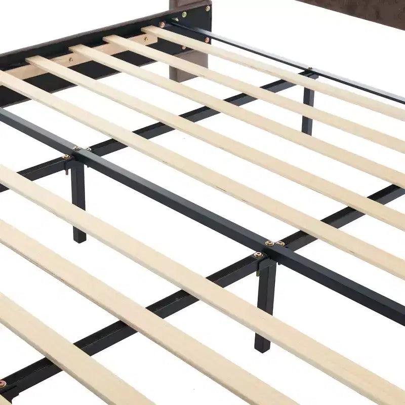 Lit King à plateforme traîneau, tête de lit à oreilles, velours capitonné, capacité de 363 kg