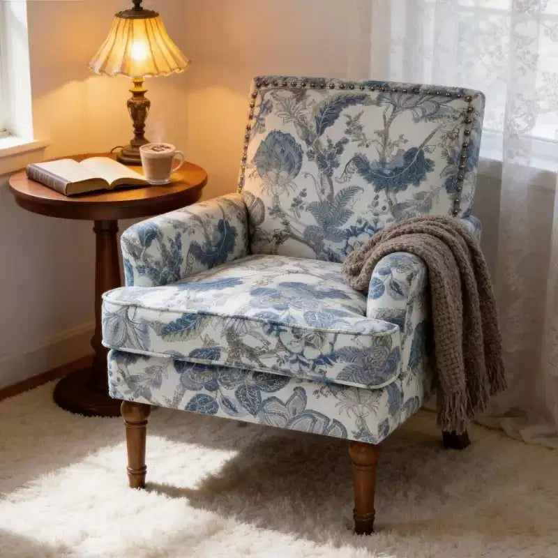 Fauteuil d'appoint floral de ferme rembourré avec garniture cloutée et pieds en bois massif